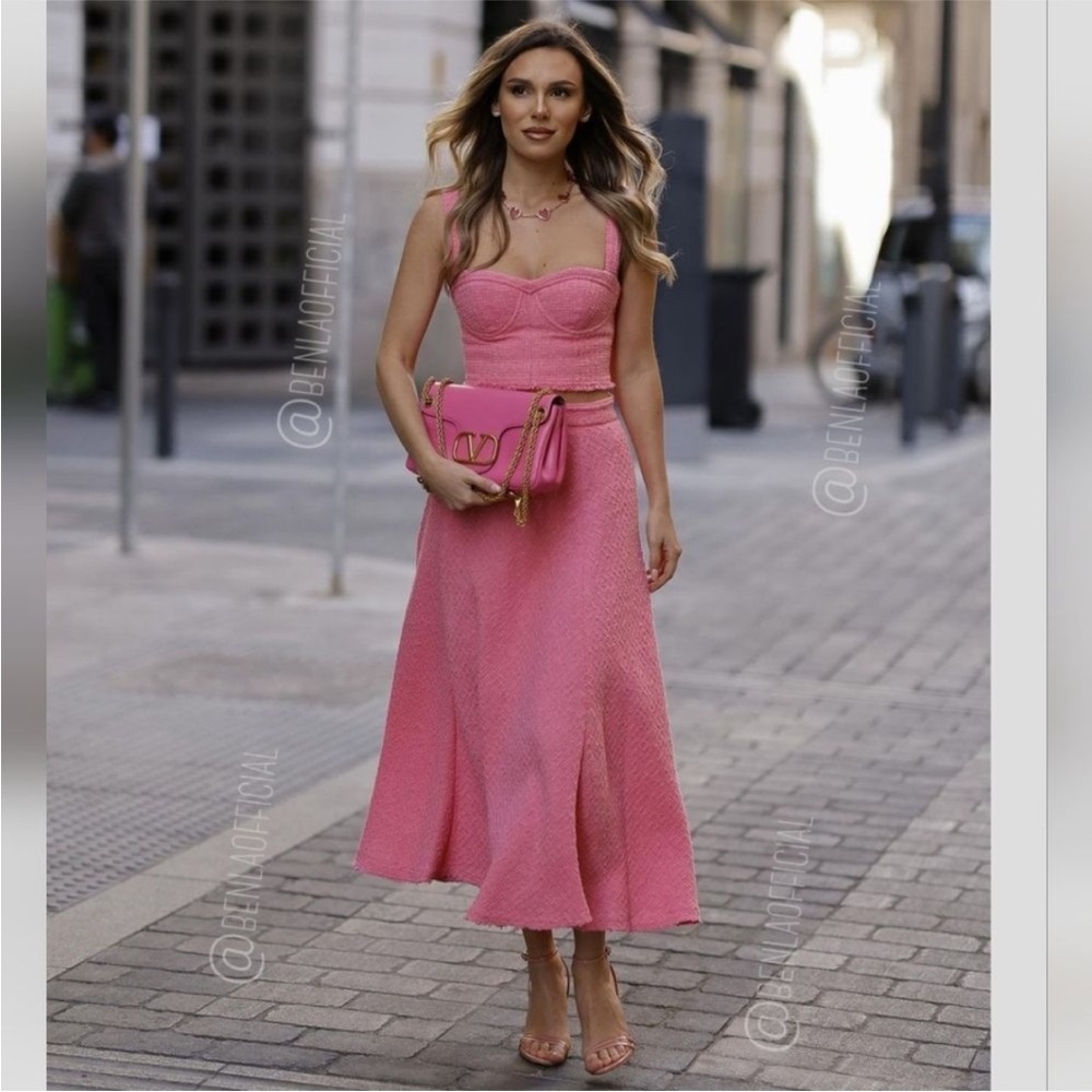 NWT- Zara PINK TEXTURED
TWEED Skirt - Picture 12 of 14